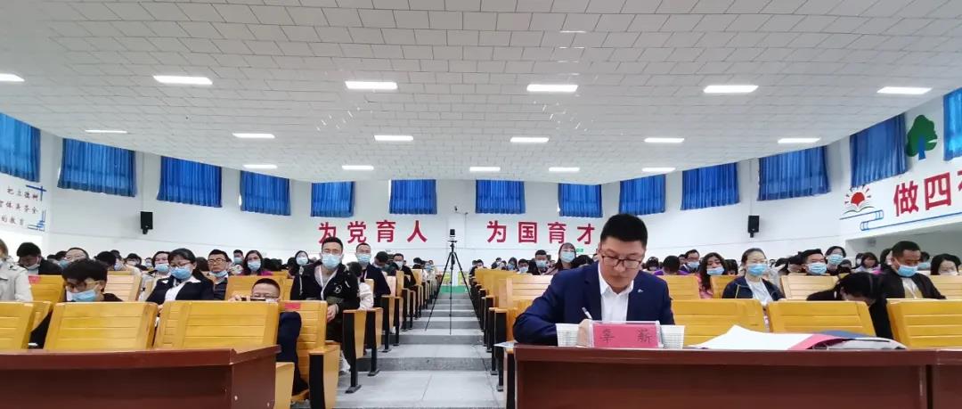 凝心聚力，齊心戰(zhàn)中考——研討促教研，開啟三師教育新篇章