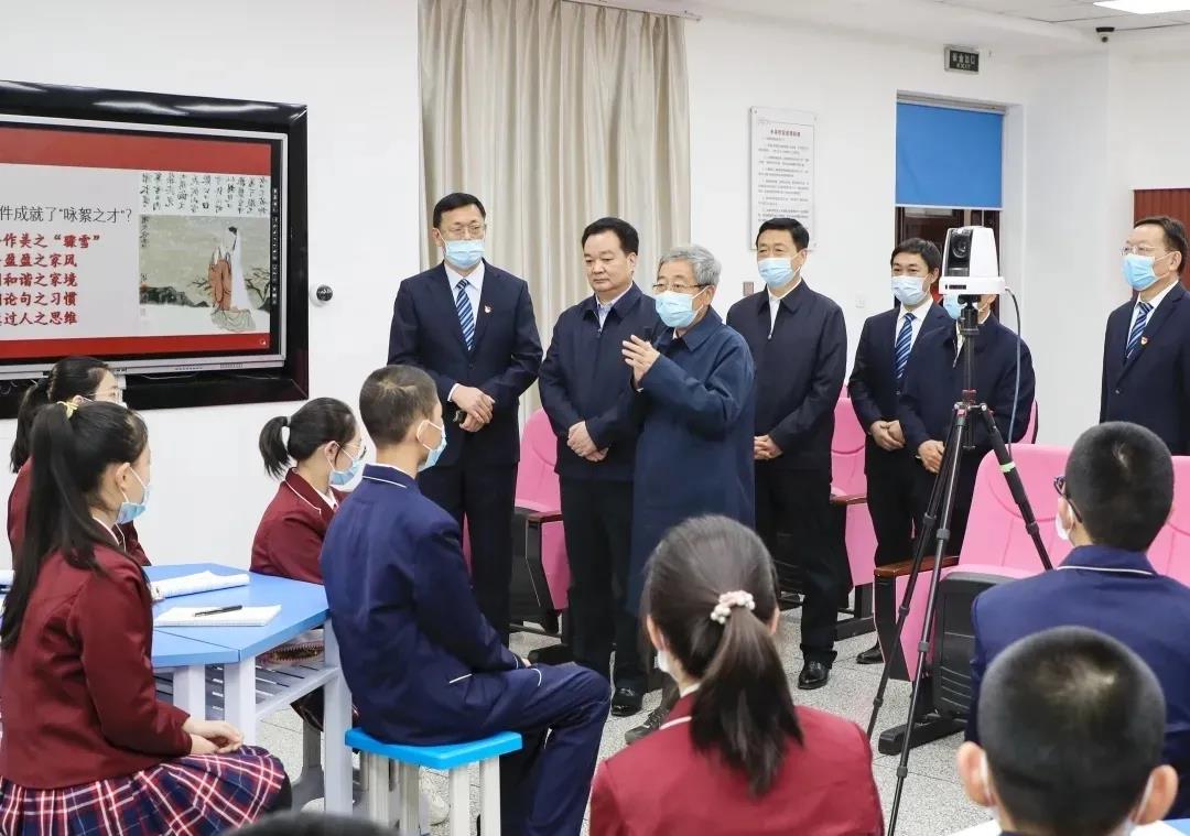 奧威亞在新疆丨兵團(tuán)一中這節(jié)遠(yuǎn)程互動課，陳寶生部長高度贊譽.jpg